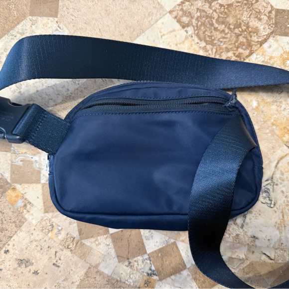 lululem crossbody/belt bag - Picture 2 of 3